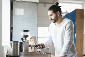Mann bereitet Espresso mit Espressomaschine zu - JOSF01545
