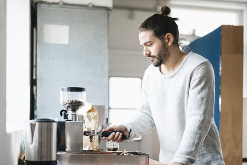 Man preparing espresso with espresso machine - JOSF01545