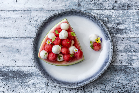 Wassermelonensalat mit Mozzarella und Basilikum, lizenzfreies Stockfoto