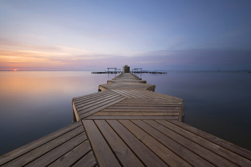 Spain, Murcia, Mar Menor, wooden pier at sunrise - DHCF00154