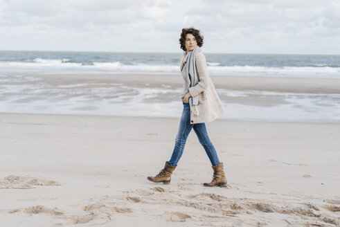 Woman walking on the beach - KNSF02555