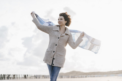 Frau mit Tuch am Strand, lizenzfreies Stockfoto