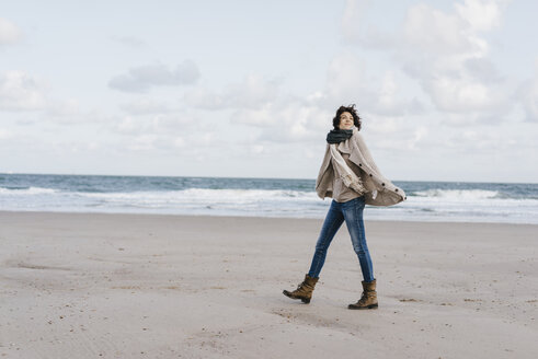 Woman walking on the beach - KNSF02570