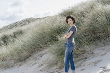 Porträt einer selbstbewussten Frau, die in einer Stranddüne steht - KNSF02586