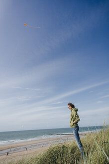 Frau in Stranddüne stehend - KNSF02601