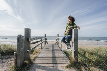 Frau auf der Strandpromenade am Strand - KNSF02603