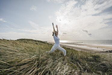 Frau übt Yoga in der Stranddüne - KNSF02609