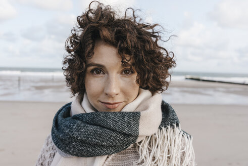 Portrait of smiling woman on the beach - KNSF02637