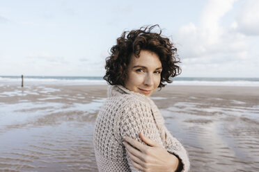Porträt einer lächelnden Frau am Strand - KNSF02642