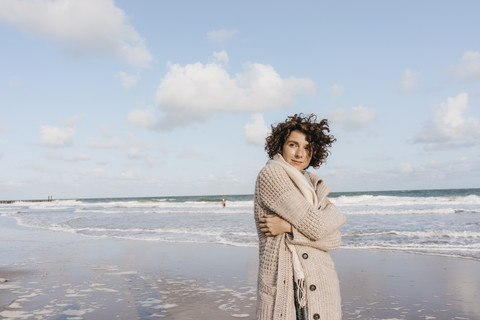 Porträt einer Frau am Strand, lizenzfreies Stockfoto