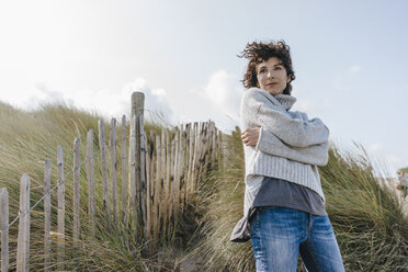 Frau in Stranddüne stehend - KNSF02661