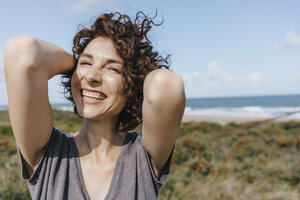 Porträt einer glücklichen Frau an der Küste - KNSF02664