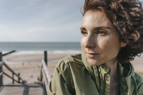 Porträt einer Frau auf der Promenade am Strand - KNSF02686
