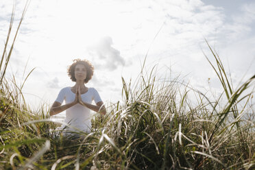 Frau übt Yoga in der Stranddüne - KNSF02694
