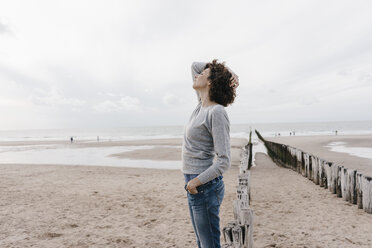 Frau am Strand stehend - KNSF02700