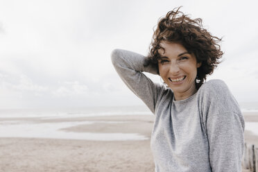 Porträt einer glücklichen Frau am Strand - KNSF02701