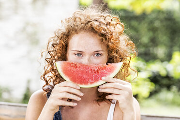 Porträt einer rothaarigen jungen Frau mit Wassermelone - FMKF04425