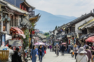 China, Yunnan, Dali, Menschen beim Spaziergang in der Stadt - THAF01992