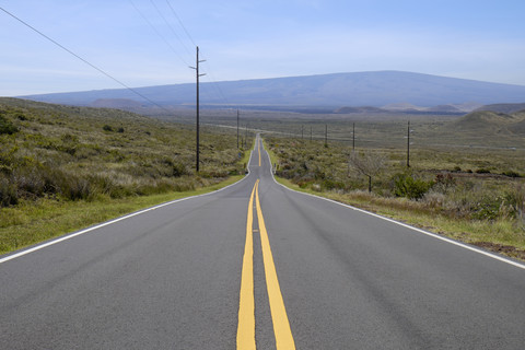 USA, Hawaii, Big Island, leere Landstraße mit gelber Linie, lizenzfreies Stockfoto