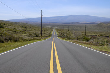 USA, Hawaii, Big Island, leere Landstraße mit gelber Linie - HLF01020