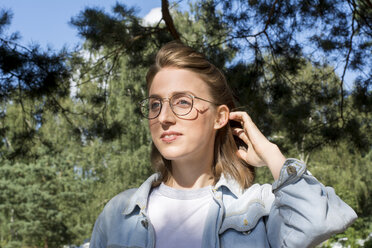 Porträt einer jungen Frau in der Natur - LMF00741