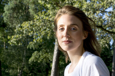 Young woman in nature, portrait - LMF00757