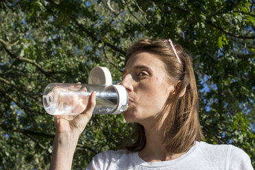 Junge Frau trinkt Wasser - LMF00759