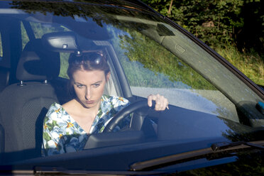 Young woman starting car - LMF00773