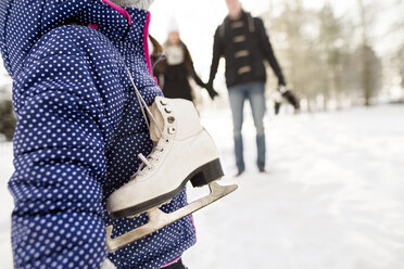 Kleines Mädchen geht mit ihren Eltern Schlittschuhlaufen - HAPF02099