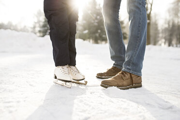 Beine von Vater und Tochter beim Schlittschuhlaufen auf einem zugefrorenen See - HAPF02108