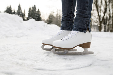 Feet of woman wearing ice skates - HAPF02118