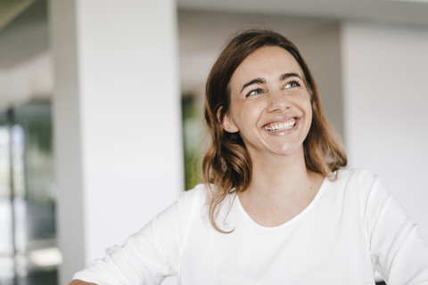 Porträt einer strahlenden jungen Geschäftsfrau, lizenzfreies Stockfoto