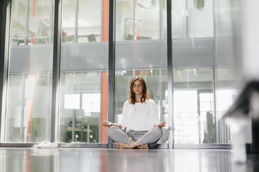 Geschäftsfrau praktiziert Yoga im Büro und meditiert - KNSF02737