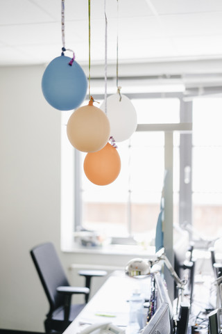 Geburtstagsdekoration in einem Büro, lizenzfreies Stockfoto