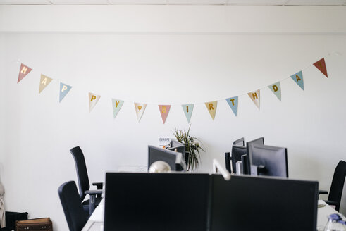 Geburtstagsdekoration in einem Büro - KNSF02745