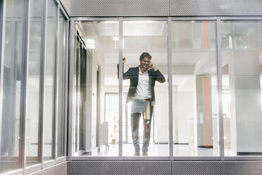 Geschäftsmann steht am Fenster und telefoniert - KNSF02767