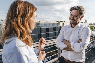 Business people standing on balcony, discussing - KNSF02866