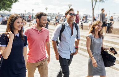 UK, London, Gruppe von Freunden, die am Ufer der Themse spazieren gehen - MGOF03603