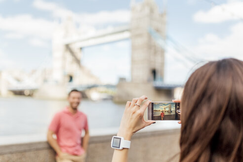 UK, London, Touristen beim Fotografieren in der Nähe der Tower Bridge - MGOF03616