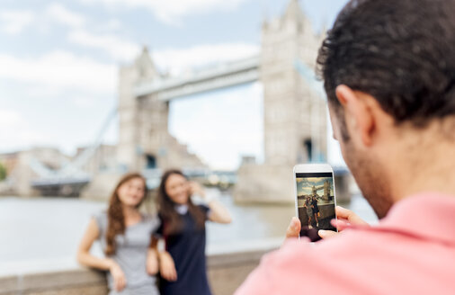 UK, London, Touristen beim Fotografieren in der Nähe der Tower Bridge - MGOF03617