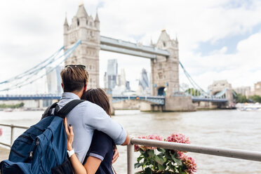 UK, London, verliebtes Paar mit Blick auf die Tower Bridge - MGOF03623