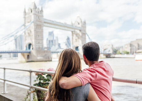 UK, London, verliebtes Paar mit Blick auf die Tower Bridge - MGOF03626