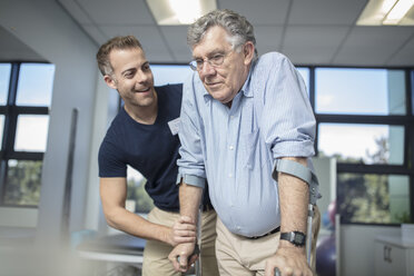 Physio hilft älteren Patienten mit Krücken - ZEF14572