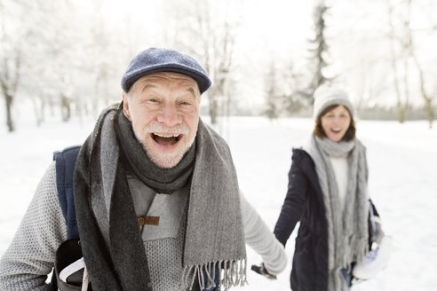 Glückliches Seniorenpaar in Winterlandschaft - HAPF02136