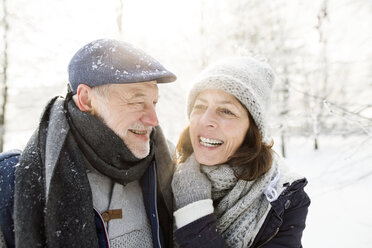 Porträt eines glücklichen älteren Paares in einer Winterlandschaft - HAPF02140