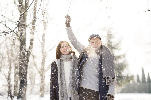 Glückliches Seniorenpaar in Winterlandschaft - HAPF02168