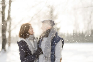 Schneefall und älteres Paar im Hintergrund - HAPF02169