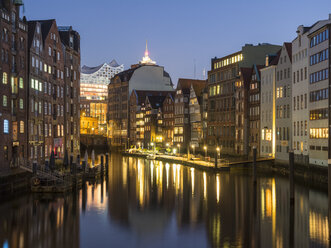 Deutschland, Hamburg, Nikolai-Kanal mit Elbphilharmonie im Hintergrund - RJF00717