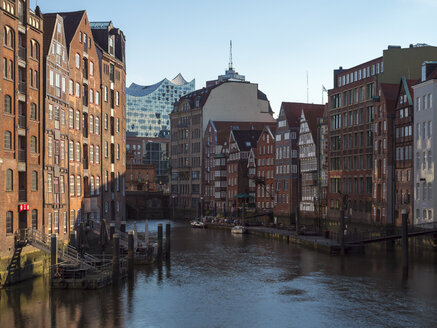 Deutschland, Hamburg, Nikolai-Kanal mit Elbphilharmonie im Hintergrund - RJF00718