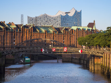 Deutschland, Hamburg, Alte Speicherstadt am Zollkanal mit Elbphilharmonie im Hintergrund - RJF00719